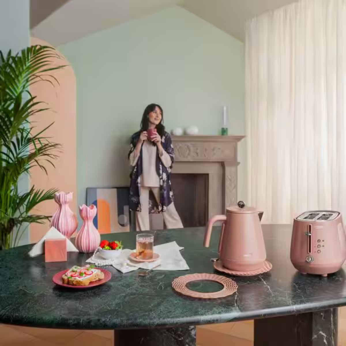 Delonghi Eclettica Kettle Pink KBY3001.PK